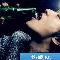 男生喝酒图片头像带字 失落一个人伤感喝酒的男生头像