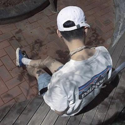 男生头像背影帅气阳光 高清好看的男生帅气阳光背影头像图片