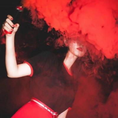 红色微信头像女生 高清好看的女生红色系微信头像