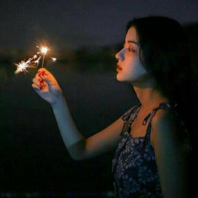 手拿烟花的女生头像图片 拿着烟花棒的唯美女生图片头像