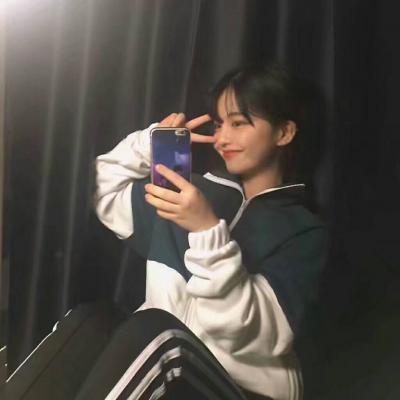 微信头像女生手机控挡脸 高清好看的女生用手机挡住脸