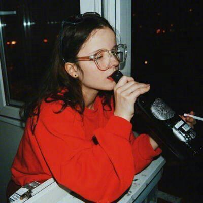 红色系图片女头像 高清酷味十足的红色系女生头像图片