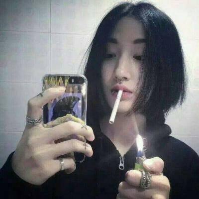 女生抽烟霸气拽头像 生活不过是抽烟和回忆