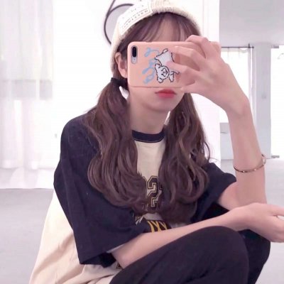 拿手机的女头 高清好看的女生头像拿手机自拍