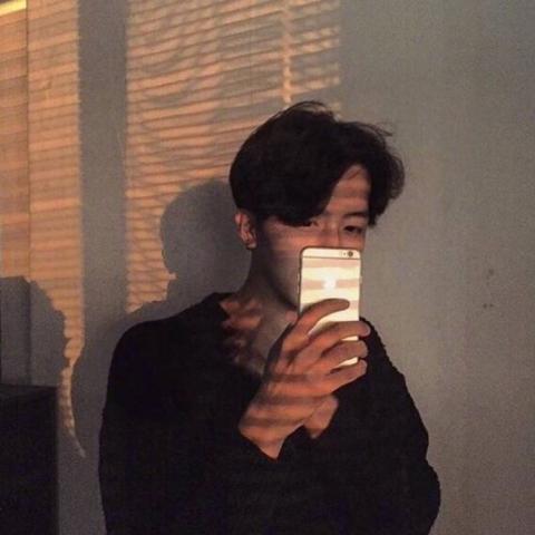 男生拿手机自拍头像 高清帅气拿手机自拍的男生头像
