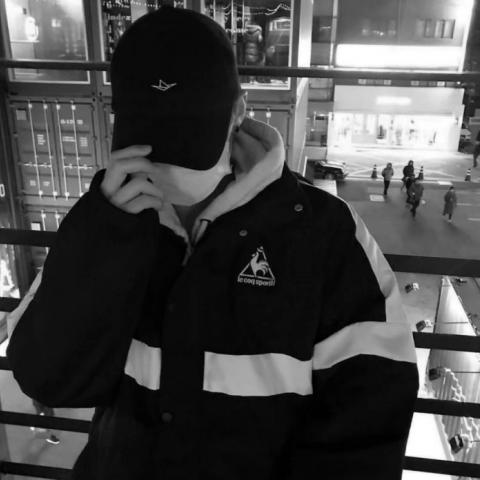 男头像黑白高冷头像 高清好看的高冷男生黑白头像图片