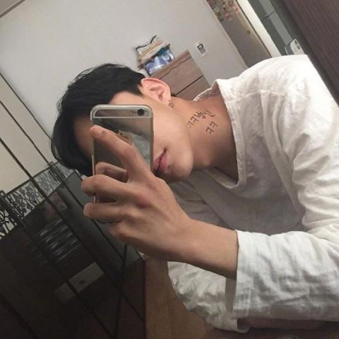 男生拿手机自拍头像 高清帅气拿手机自拍的男生头像