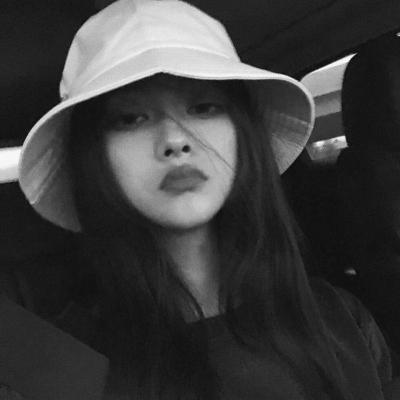 微信头像女生简单大方黑白 高清好看的黑白女头简单大方