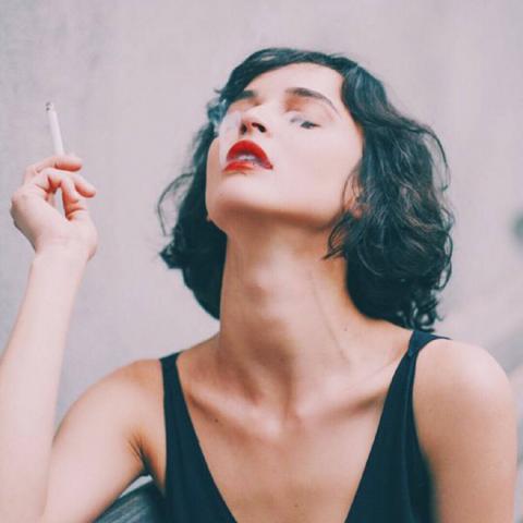 抽烟头像女生霸气 高清好看的女生霸气抽烟头像图片