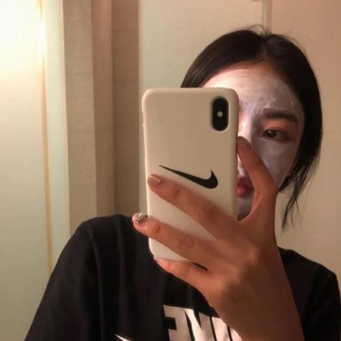 qq头像女生拿手机 超清好看的女生拿手机qq头像图片
